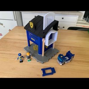 Brio police station stain set